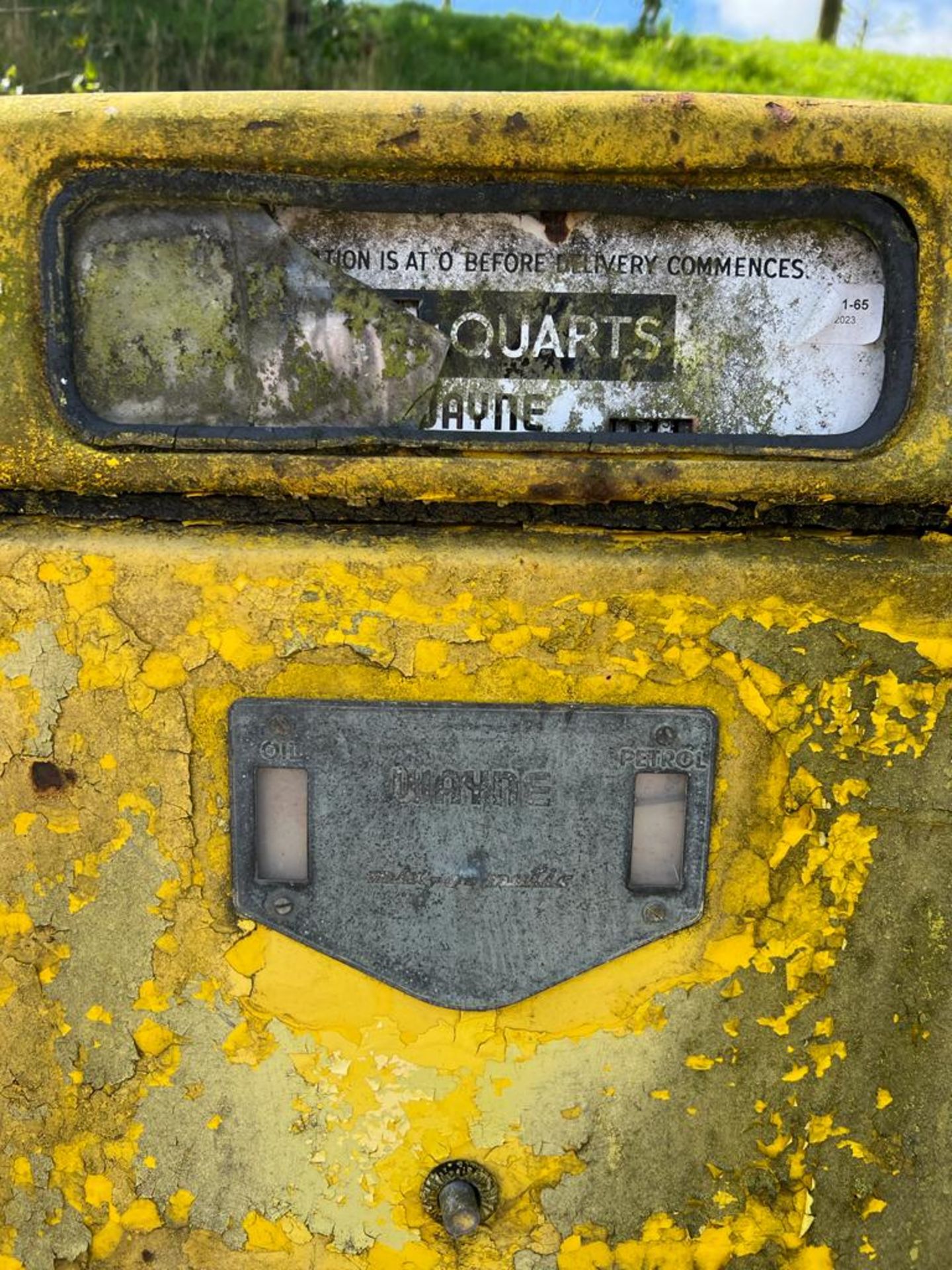 A vintage Shell 2T petrol pump in barn find condition. - Image 6 of 7