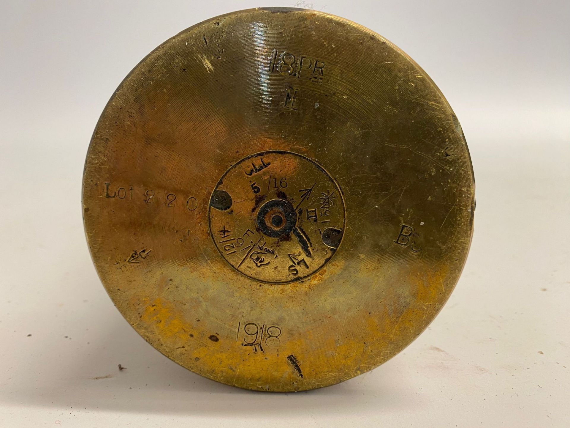 An inert WWI 18 Pr shell having Lest We Forget trench art upon, fuse can be unscrewed. Dated 1918. - Image 2 of 3