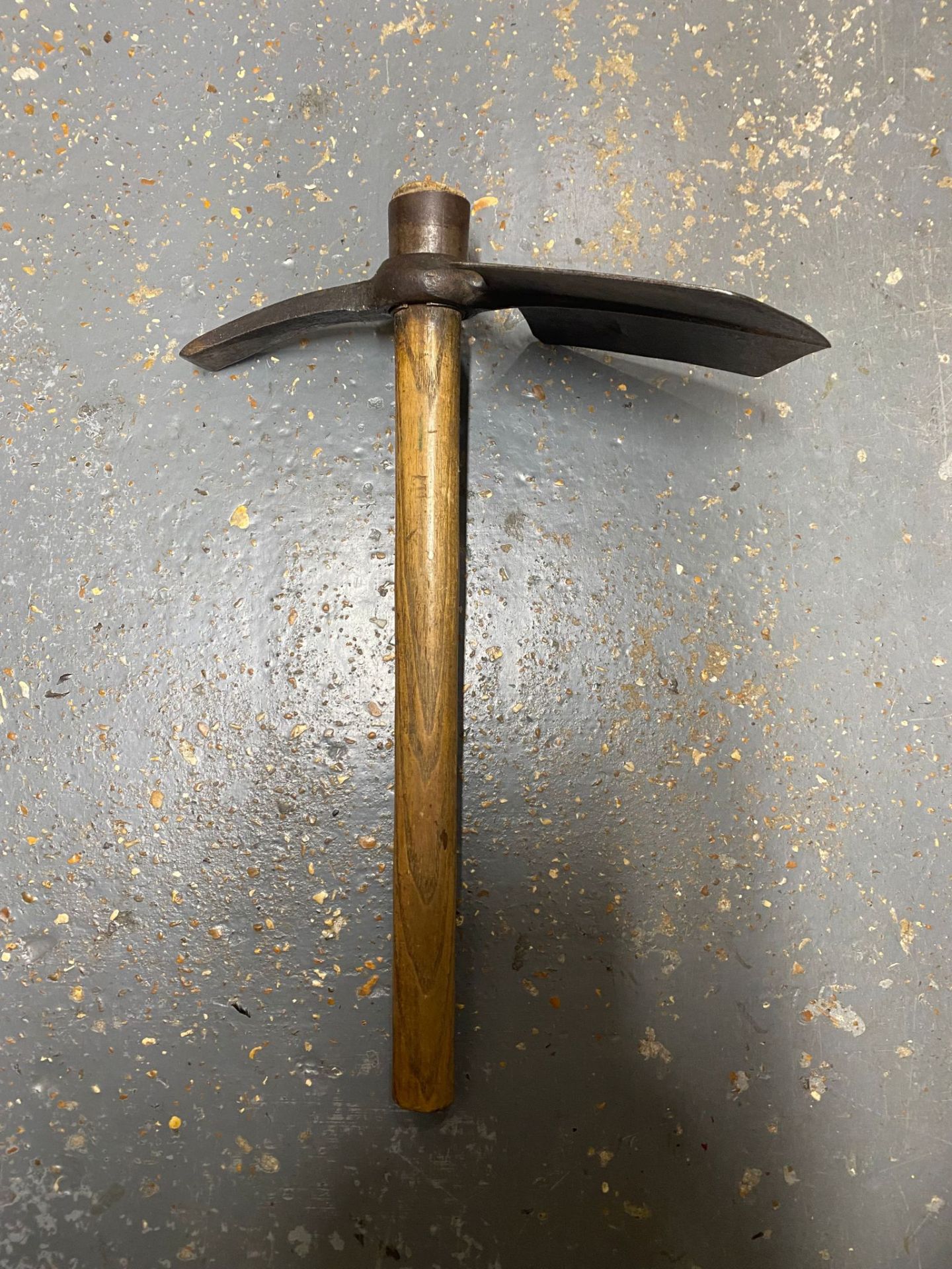 A WWI entrenching tool dated 1918. This lot will be available to collect in person 48 hours after