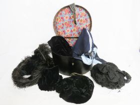 A quantity of assorted vintage ladies hats and bonnets.