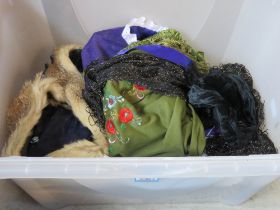 A quantity of assorted vintage ladies clothing