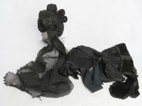 A quantity of assorted vintage ladies hats and bonnets.