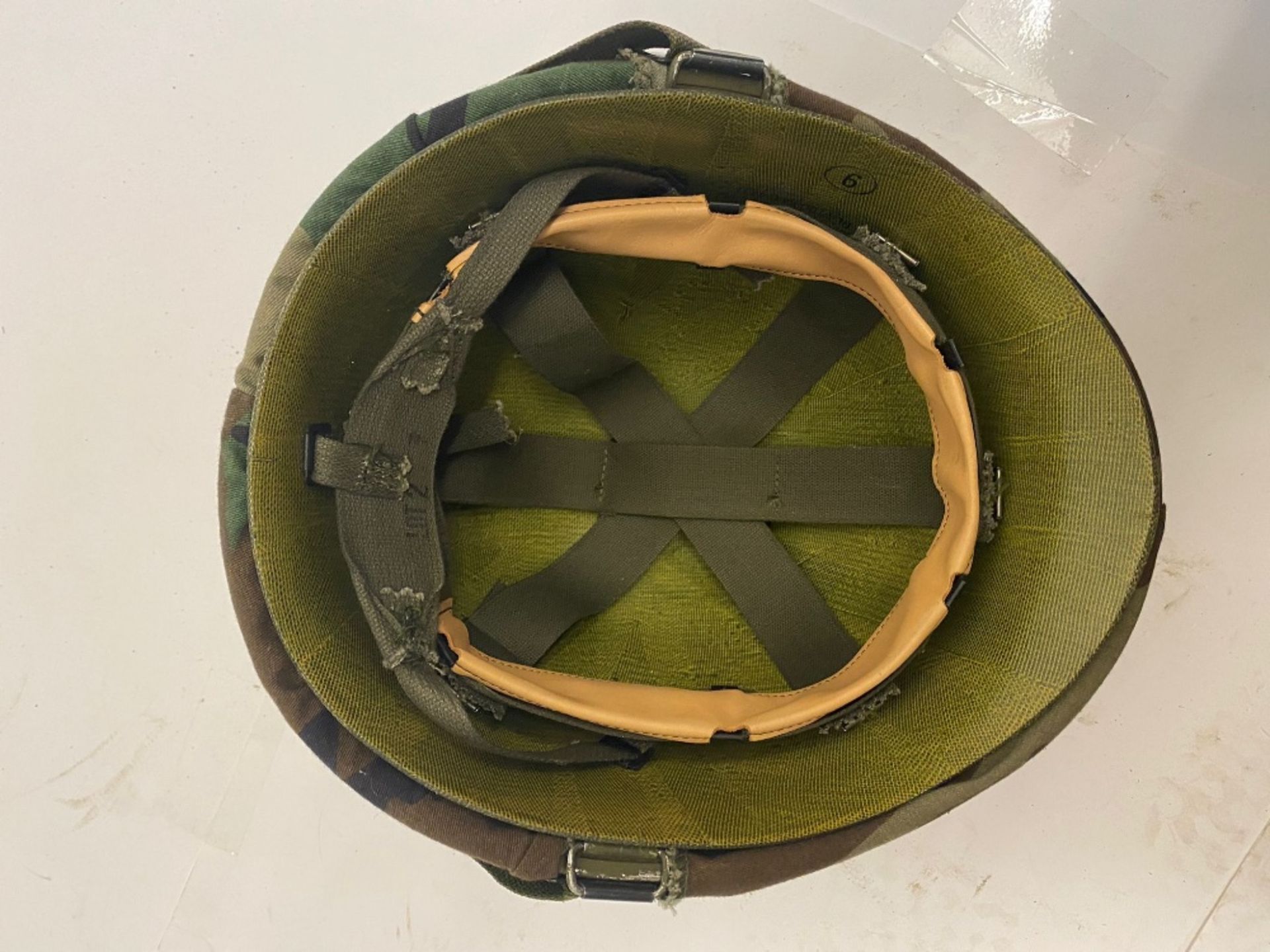 A US M1 helmet with woodland camo cover, - Image 5 of 8