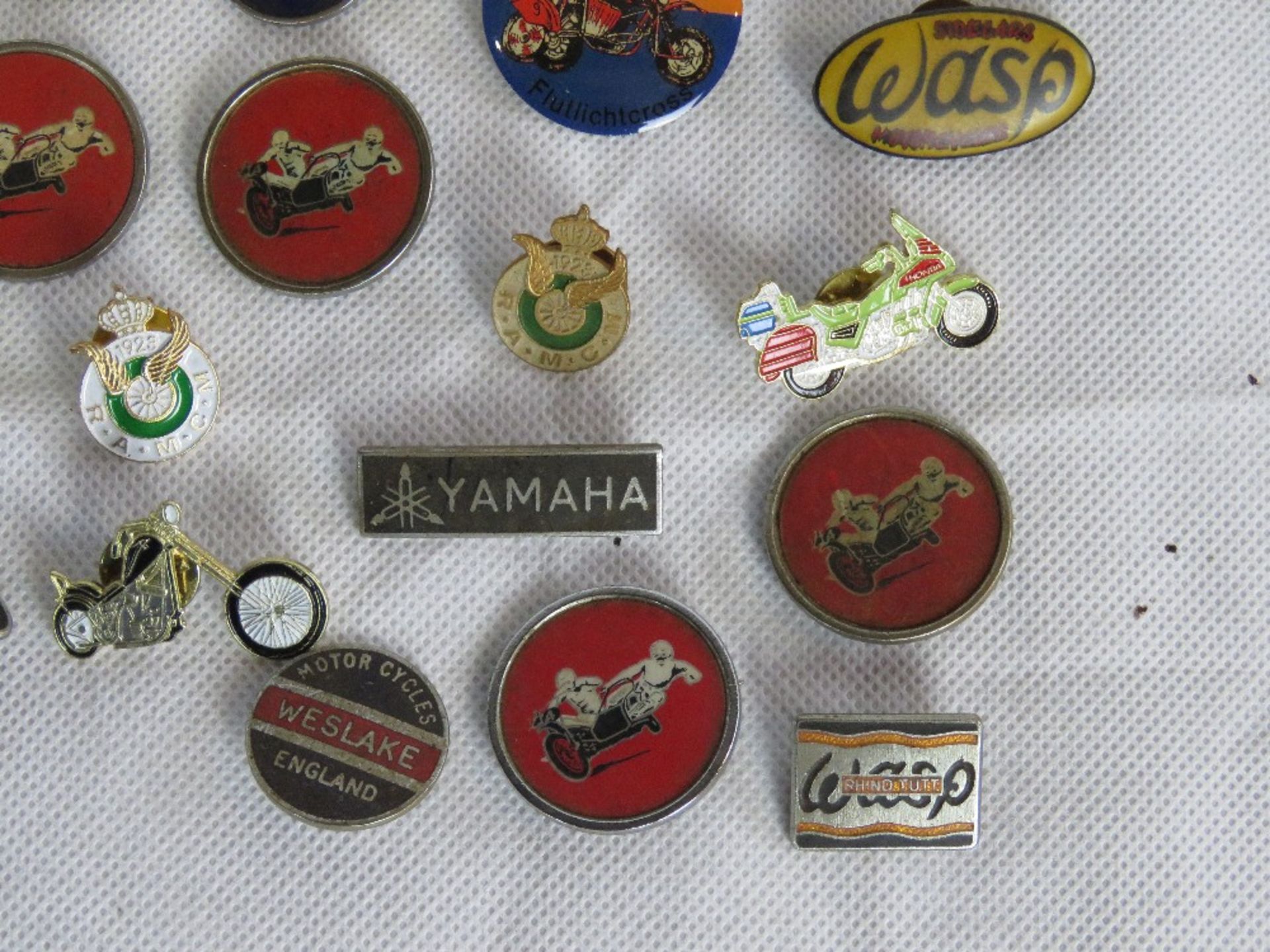 A quantity of assorted motorbike themed pin badges including BSA, Yamaha, Norton, - Image 2 of 5