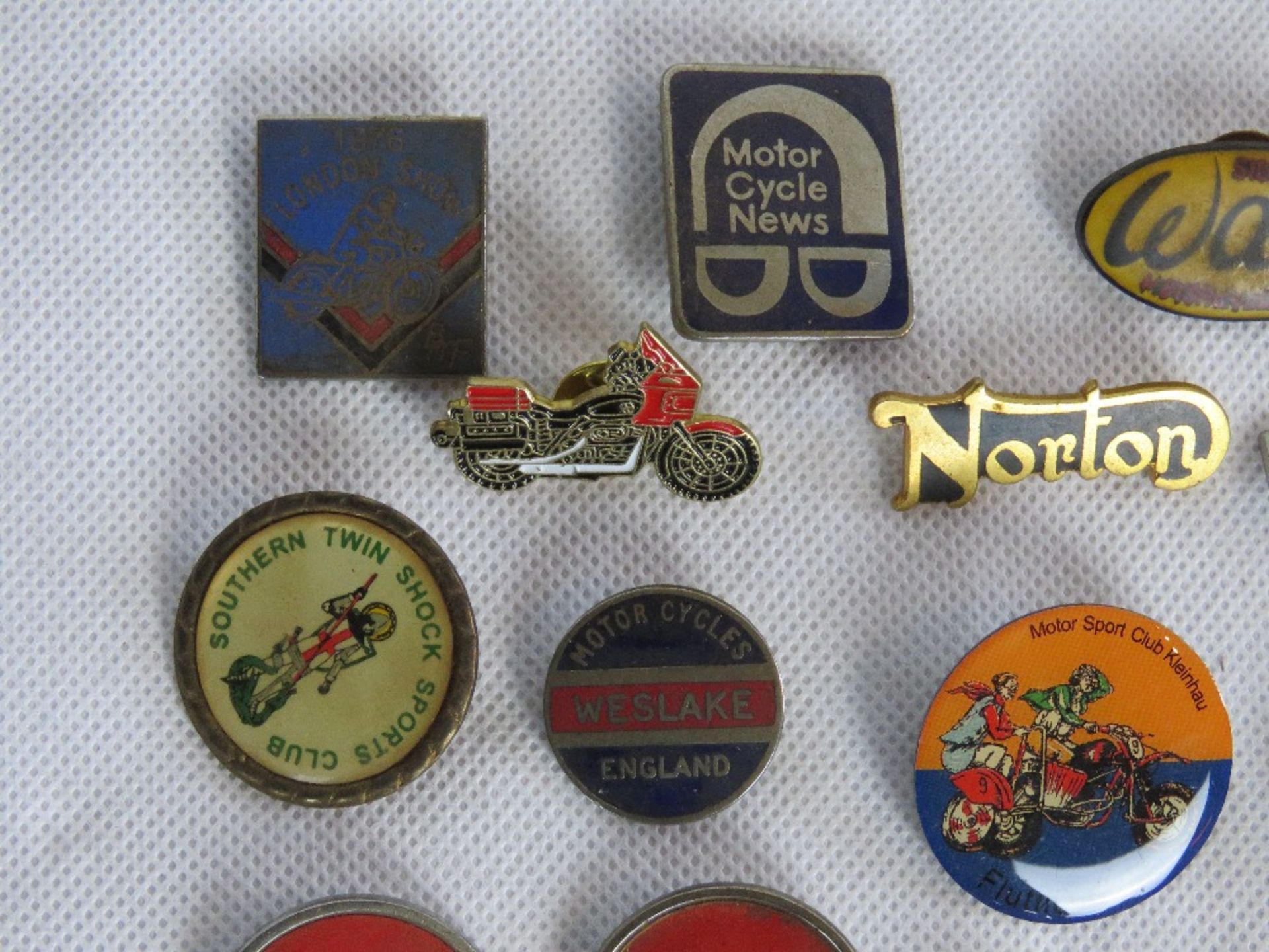 A quantity of assorted motorbike themed pin badges including BSA, Yamaha, Norton, - Image 5 of 5