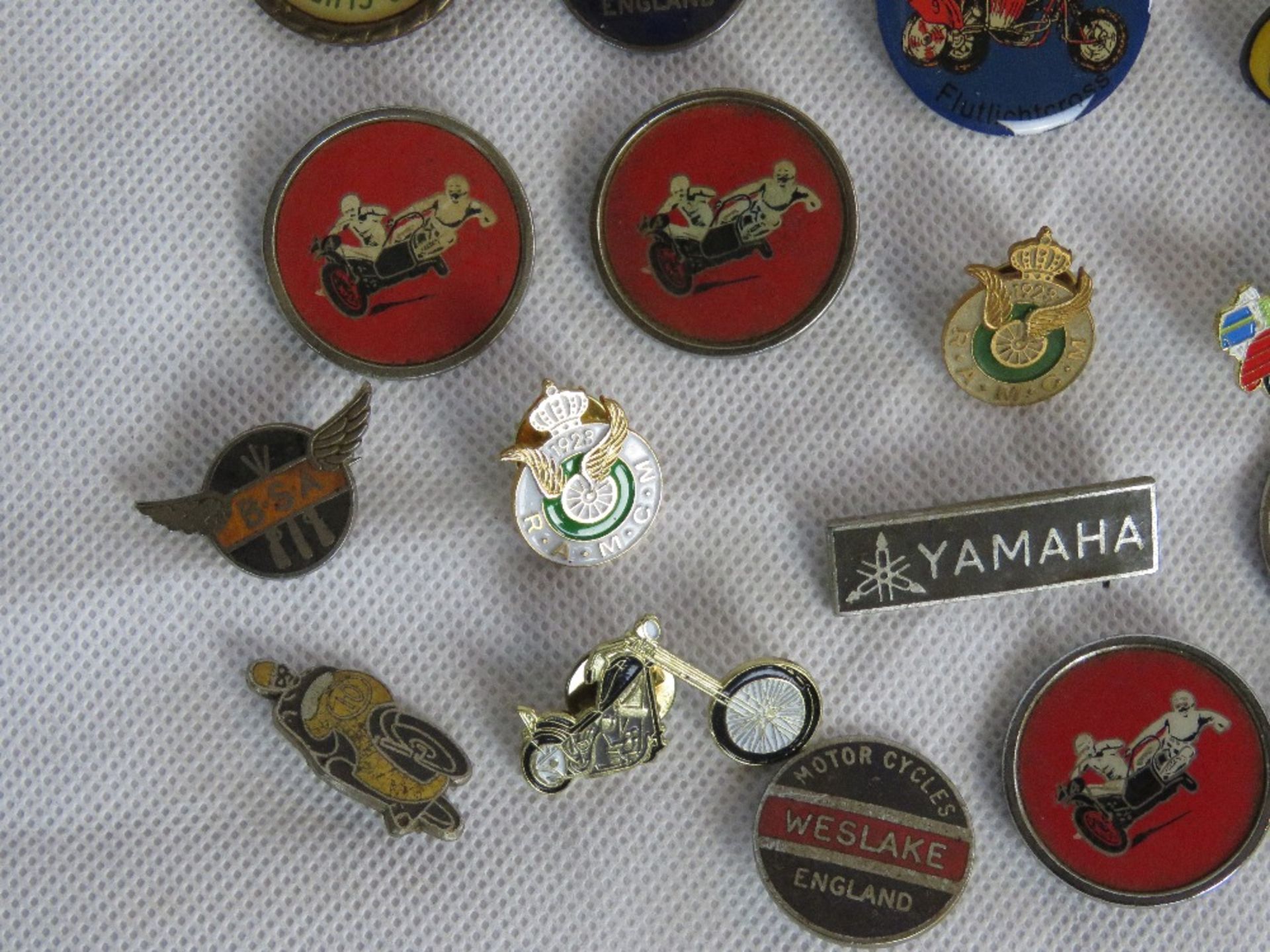 A quantity of assorted motorbike themed pin badges including BSA, Yamaha, Norton, - Image 4 of 5