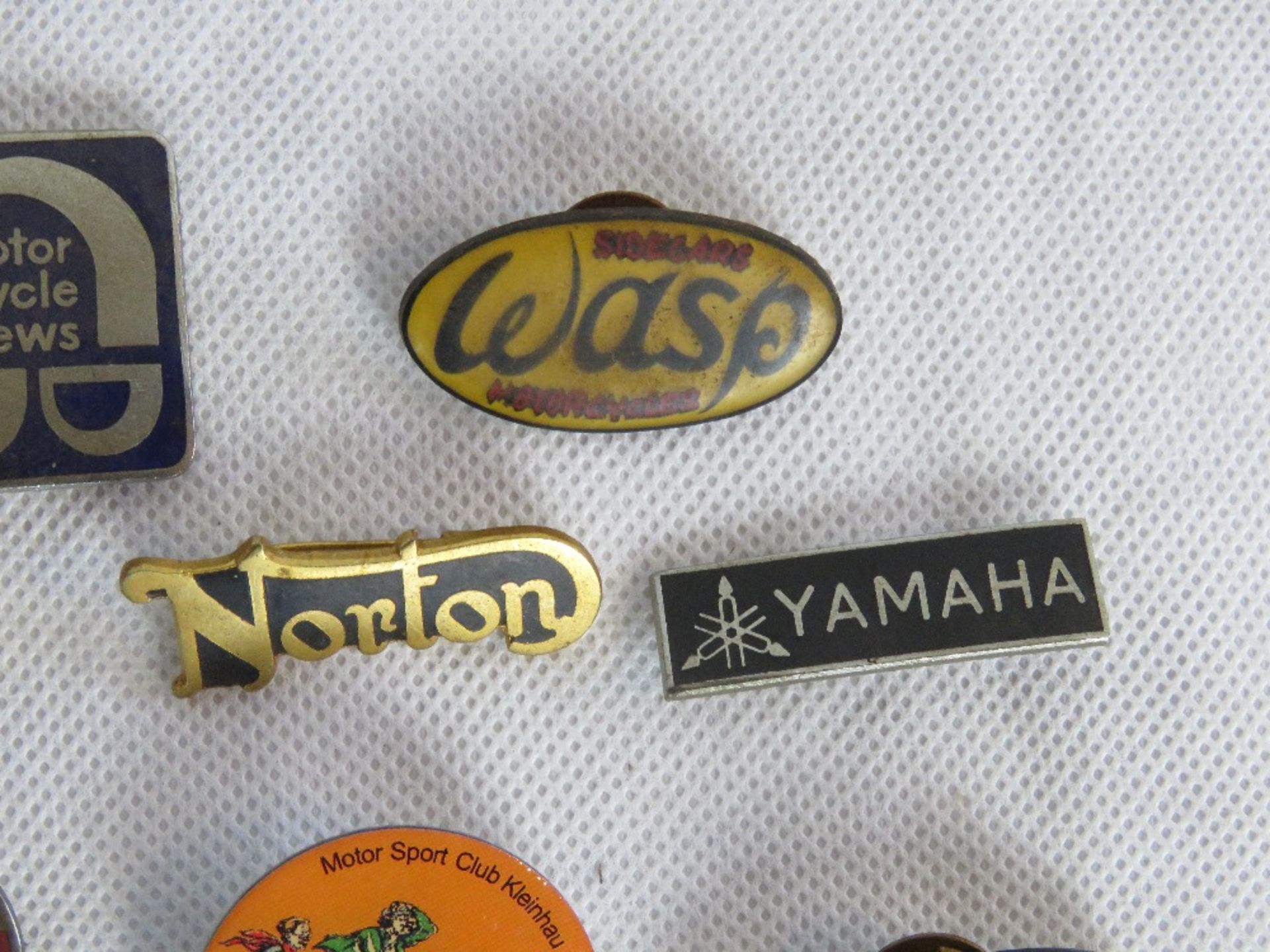 A quantity of assorted motorbike themed pin badges including BSA, Yamaha, Norton, - Image 3 of 5