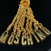 A MOSCHINO LETTERING GOLD PLATED BAG CHARM / KEY RING. LENGTH 11cms.
