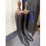 A PAIR OF EARLY 20th C. MEN'S BLACK RIDING BOOTS WITH TREES, THE WIDTH OF THE SOLES. 28cms. TOGETHER