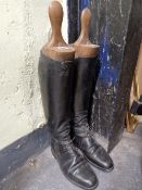 A PAIR OF EARLY 20th C. MEN'S BLACK RIDING BOOTS WITH TREES, THE WIDTH OF THE SOLES. 28cms. TOGETHER