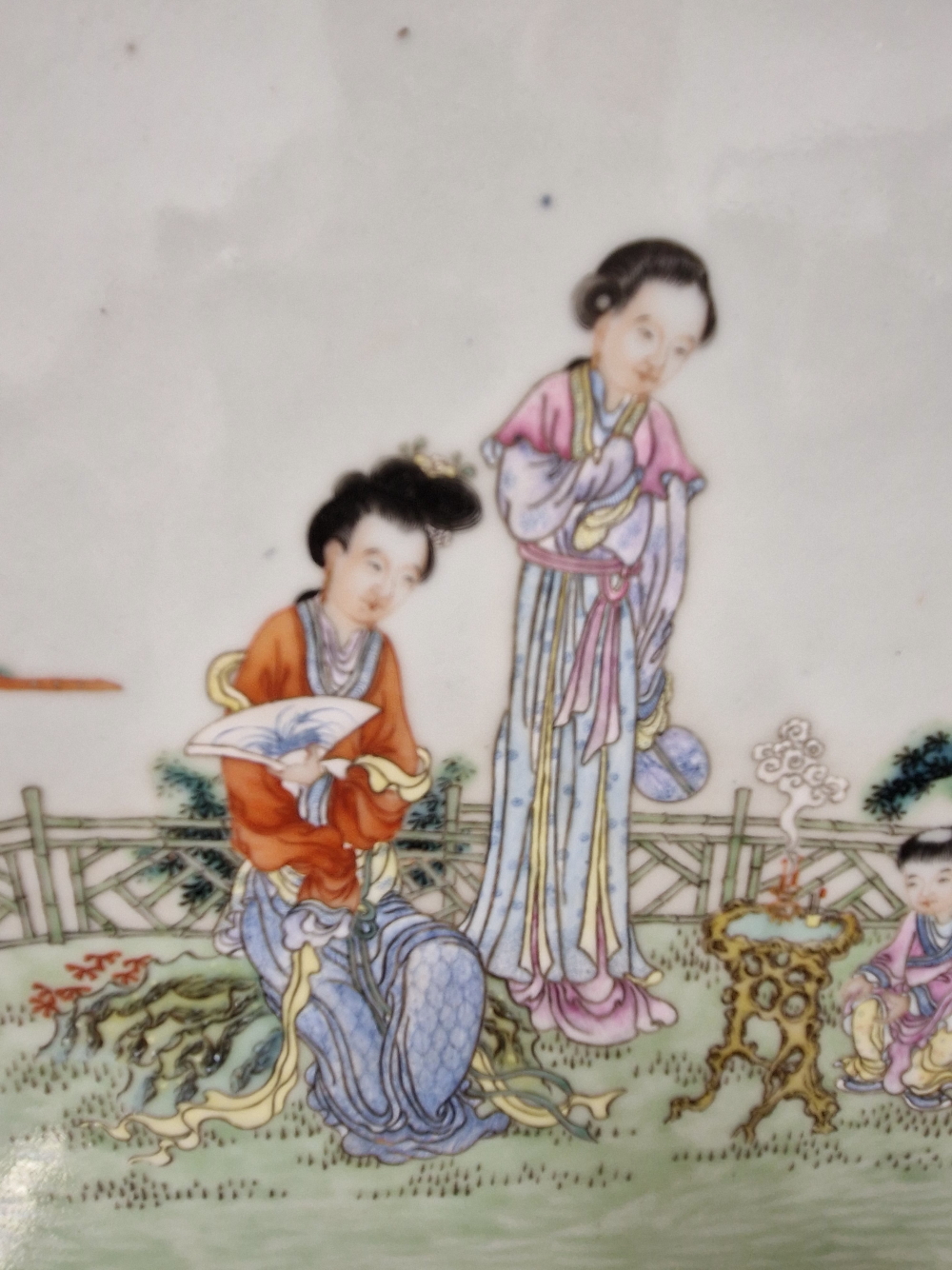 A CHINESE HARDWOOD SET FAMILLE ROSE PLAQUE PAINTED WITH TWO LADIES AND TWO CHILDREN ON A GARDEN - Image 14 of 16