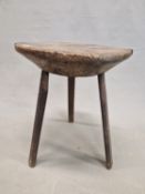 AN EARLY 19th C. BURR OAK CRICKET TABLE, THE CIRCULAR TOP ON THREE SPLAY LEGS. Dia. 50 x H 65cms.