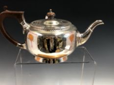 A SILVER TEA POT BY MAPPIN AND WEBB, BIRMINGHAM 1924, WITH BAKELITE HANDLE AND COVER FINIAL,