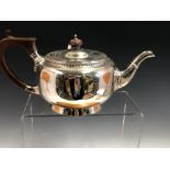 A SILVER TEA POT BY MAPPIN AND WEBB, BIRMINGHAM 1924, WITH BAKELITE HANDLE AND COVER FINIAL,