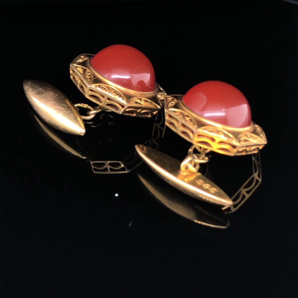 A PAIR OF VINTAGE CARNEILAN CABOCHON CUFF LINKS WITH A CHAIN AND TORPEDO FITTING, STAMPED 585, - Image 2 of 4