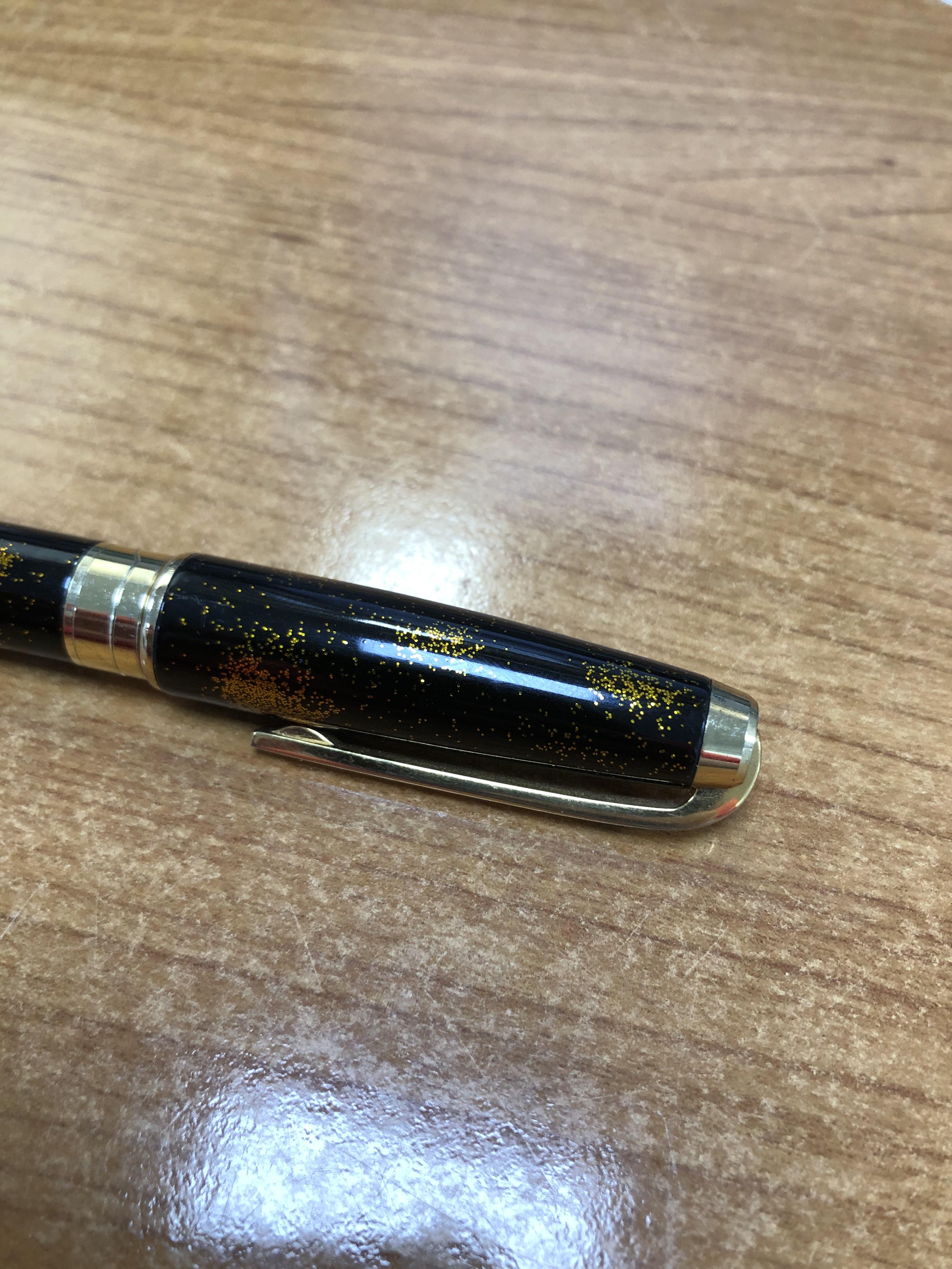 AN S.T. DUPONT PARIS OLYMPIO POUDRE D'OR FOUNTAIN PEN. BLACK WITH GOLD DUSTING, WITH AN 18ct GOLD - Image 2 of 3