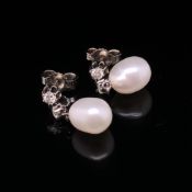 A PAIR OF DIAMOND AND PEARL ARTICULATED DROP EARRINGS. HALLMARKED 18ct WHITE GOLD. APPROXIMATE
