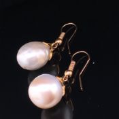 A PAIR OF GREY / PINK BAROQUE PEARL DROP EARRINGS, THE SETTINGS WITH UNREADABLE MARKS, ASSESSED AS