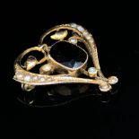AN ANTIQUE 9ct STAMPED GARNET AND SEED PEARL ART NOUVEAU BROOCH. THE BROOCH ASSESSED AS 9ct GOLD THE