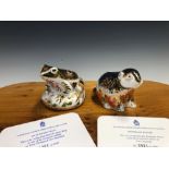 A 1997 ROYAL CROWN DERBY OLD IMARI FROG, 1381/4500, WITH A SILVER STOPPER TOGETHER WITH A RIVER BANK