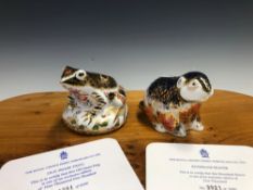 A 1997 ROYAL CROWN DERBY OLD IMARI FROG, 1381/4500, WITH A SILVER STOPPER TOGETHER WITH A RIVER BANK