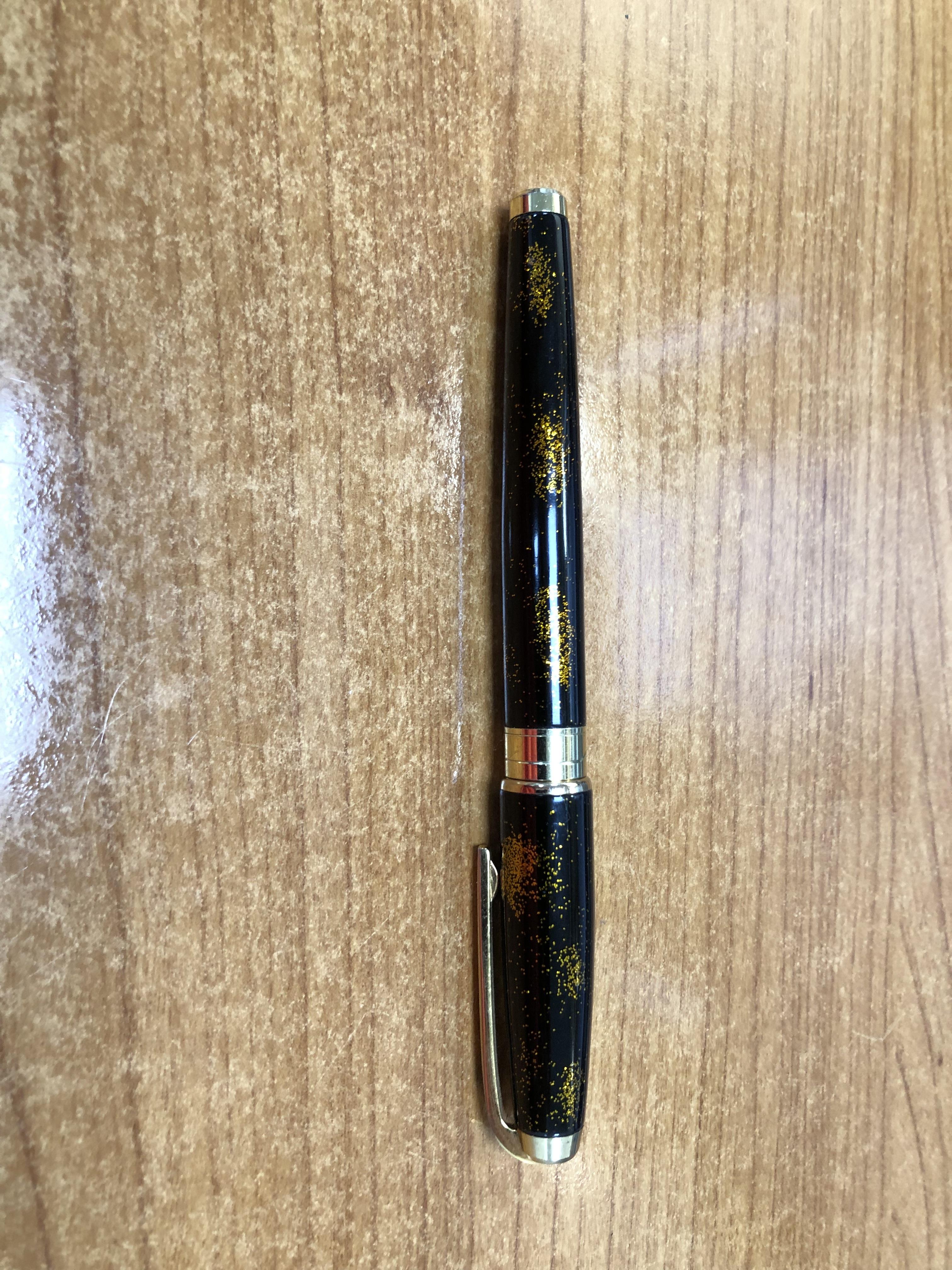 AN S.T. DUPONT PARIS OLYMPIO POUDRE D'OR FOUNTAIN PEN. BLACK WITH GOLD DUSTING, WITH AN 18ct GOLD