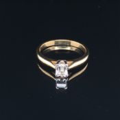 AN 18ct HALLMARKED GOLD MILLENNIUM CUT DIAMOND RING. STATED DIAMOND WEIGHT TO SHANK 0.35cts.