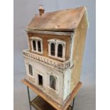 AN EARLY 20th C. FOUR ROOM DOLLS HOUSE, A BALCONY TO THE UPPER STOREY OF THE HINGE OPENING FRONT