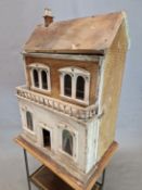 AN EARLY 20th C. FOUR ROOM DOLLS HOUSE, A BALCONY TO THE UPPER STOREY OF THE HINGE OPENING FRONT