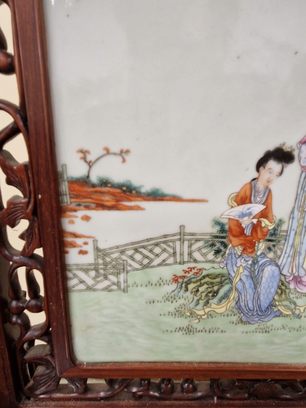 A CHINESE HARDWOOD SET FAMILLE ROSE PLAQUE PAINTED WITH TWO LADIES AND TWO CHILDREN ON A GARDEN - Image 16 of 16