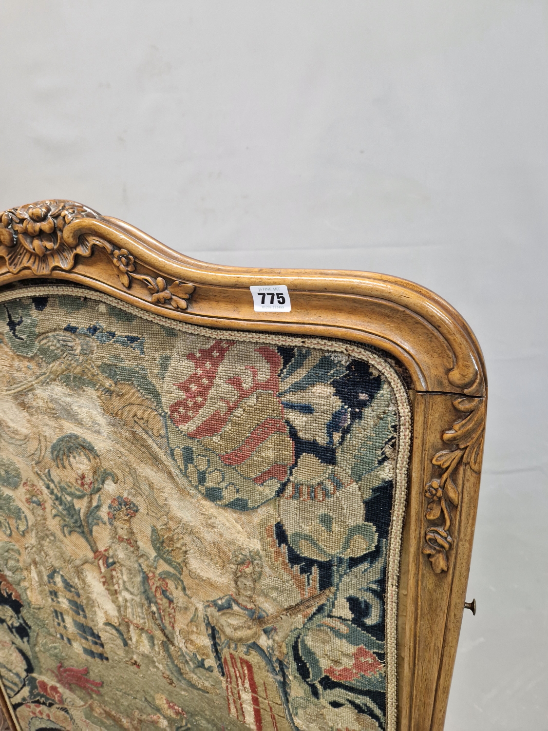 AN EARLY 20th C. MAHOGANY FIRE SCREEN, THE CENTRE OF THE SERPENTINE TOP CARVED WITH FLOWERS, THE - Image 3 of 6