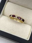 AN 18ct HALLMARKED GOLD RUBY AND DIAMOND HALF ETERNITY STYLE RING. FNGER SIZE Q. WEIGHT 3.42 grams.