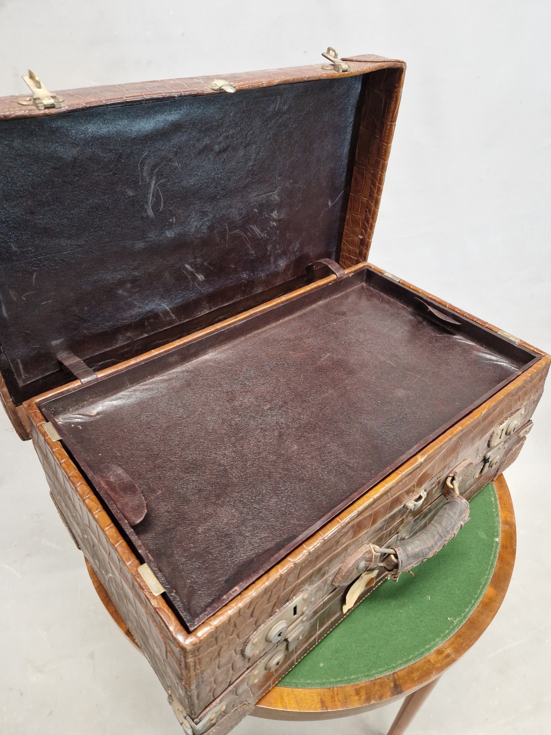 A CROCODILE SUITCASE WITH INTERIOR TRAY. W 70 x D 42 x H 26cms. - Image 6 of 26