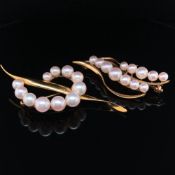 TWO CULTURED PEARL BROOCHES. EACH STAMPED 18K, ASSESSED AS 18ct GOLD. GROSS WEIGHT 13.09grms.