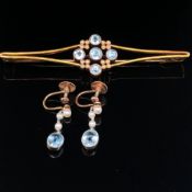 AN ANTIQUE AQUAMARINE AND SEED PEARL BAR BROOCH AND ASSOCIATED EARRINGS. THE BROOCH STAMPED 15,