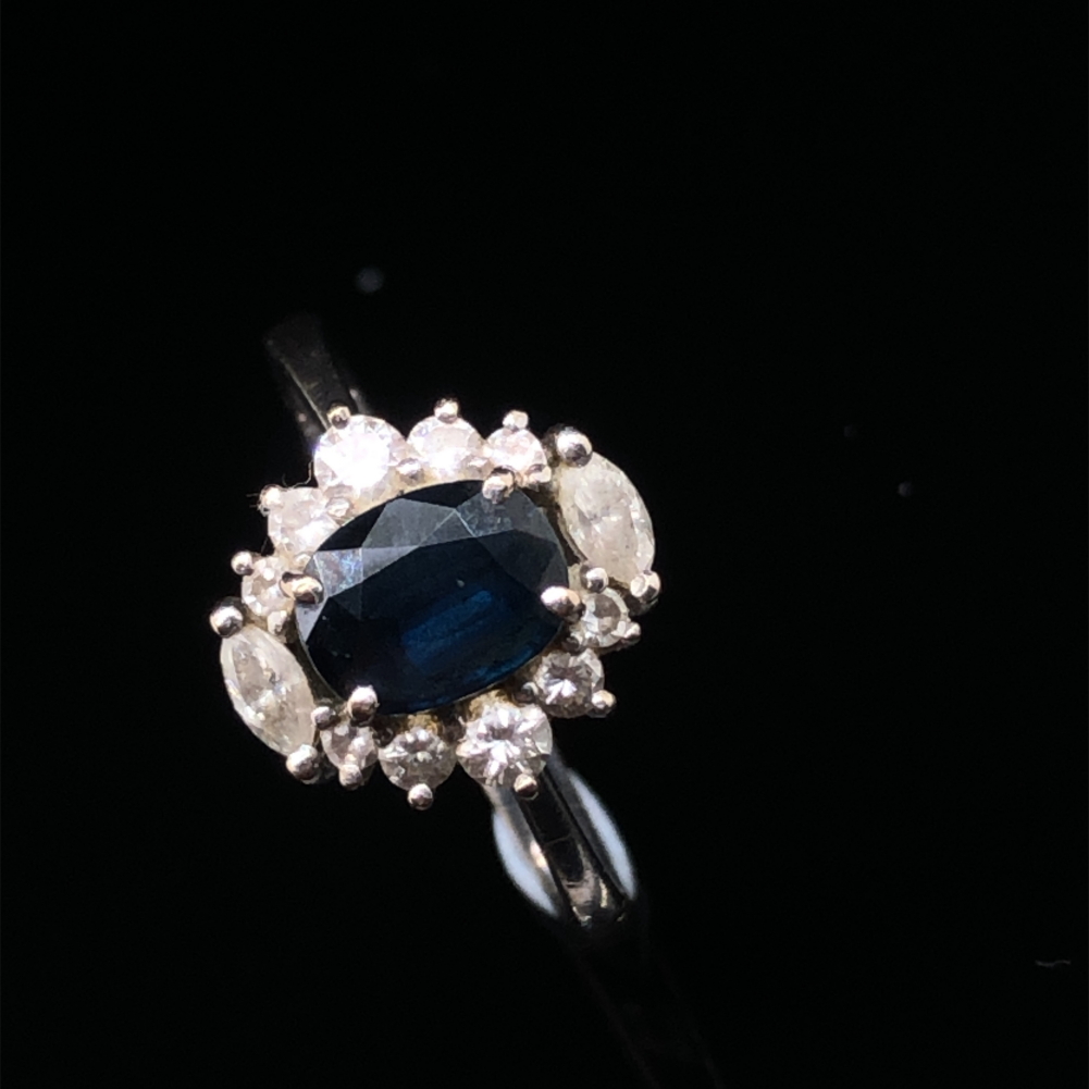 A SAPPHIRE AND DIAMOND CLUSTER RING. THE OVAL SAPPHIRE IN A FOUR CLAW SETTINGS, SURROUNDED BY TWO - Image 3 of 7