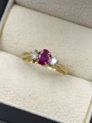 AN 18ct HALLMARKED GOLD THREE STONE DIAMOND AND RUBY RING.rUBY MEASUREMENTS 6.2 x 4.4 x 3.0 mm.