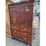 A GEORGE III MAHOGANY LINEN PRESS, THE DOORS TO THE TOP WITH DOORS ENCLOSING FIVE LONG DRAWERS,