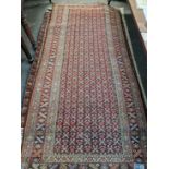 AN ANTIQUE PERSIAN FEREGHAN RUNNER. 278 x 121cms