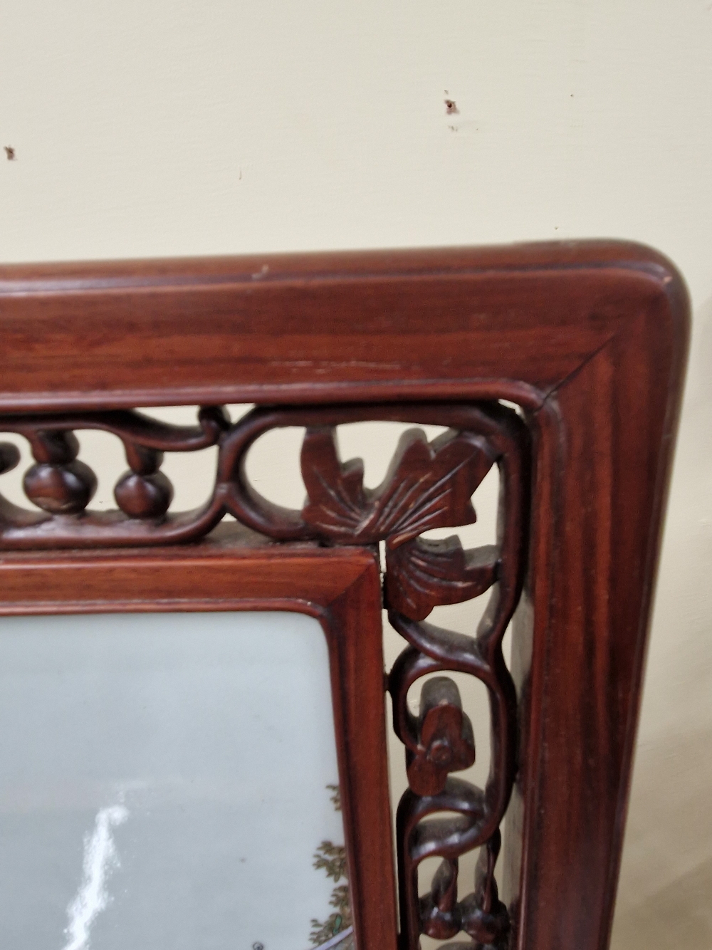 A CHINESE HARDWOOD SET FAMILLE ROSE PLAQUE PAINTED WITH TWO LADIES AND TWO CHILDREN ON A GARDEN - Image 13 of 16