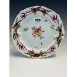 A GOLD ANCHOR CHELSEA PLATE PAINTED WITH SPRIGS AND SPRAYS OF FLOWERS WITHIN A MOULDED RIM BAND OF