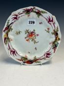 A GOLD ANCHOR CHELSEA PLATE PAINTED WITH SPRIGS AND SPRAYS OF FLOWERS WITHIN A MOULDED RIM BAND OF