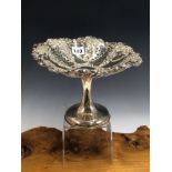 A SILVER CAKE TAZZA, BIRMINGHAM 1901, THE BOWL PIERCED BETWEEN PANELS OF FRUIT AND FLOWERS, 422grms.
