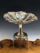 A SILVER CAKE TAZZA, BIRMINGHAM 1901, THE BOWL PIERCED BETWEEN PANELS OF FRUIT AND FLOWERS, 422grms.