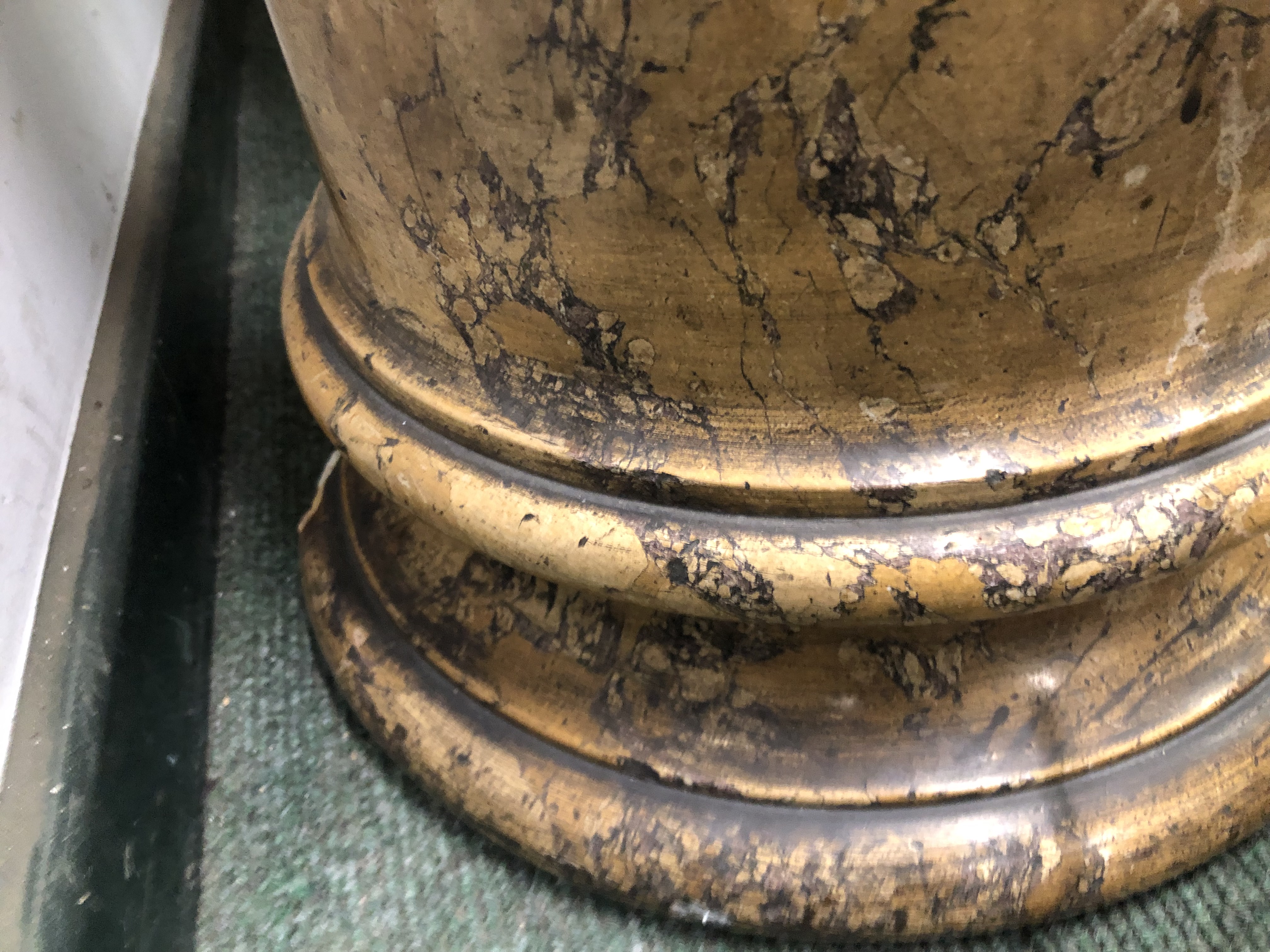 A SIMULATED MOTTLED OCHRE MARBLE CYLINDRICAL COLUMN ON A SOCLE FOOT. H 110cms. - Image 3 of 13