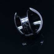 A LALIQUE GOURMANDE RING IN BLACK CRYSTAL. FINGER SIZE L LEADING EDGE.