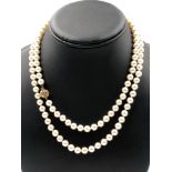A CULTURED PEARL NECKLACE. A ROPE LENGTH OF 95cms WELL MATCHED WHITE / PINKISH PEARLS, KNOTTED IN-
