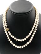 A CULTURED PEARL NECKLACE. A ROPE LENGTH OF 95cms WELL MATCHED WHITE / PINKISH PEARLS, KNOTTED IN-