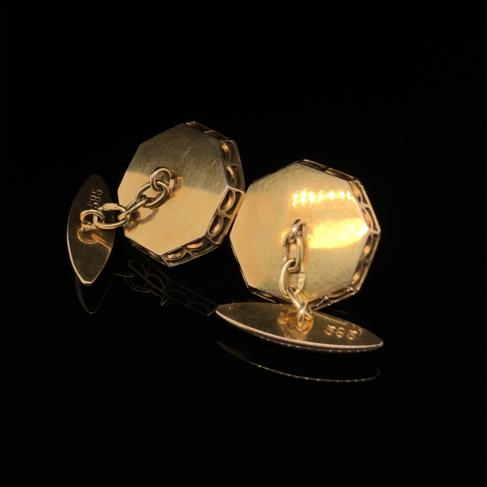 A PAIR OF VINTAGE CARNEILAN CABOCHON CUFF LINKS WITH A CHAIN AND TORPEDO FITTING, STAMPED 585, - Image 4 of 4