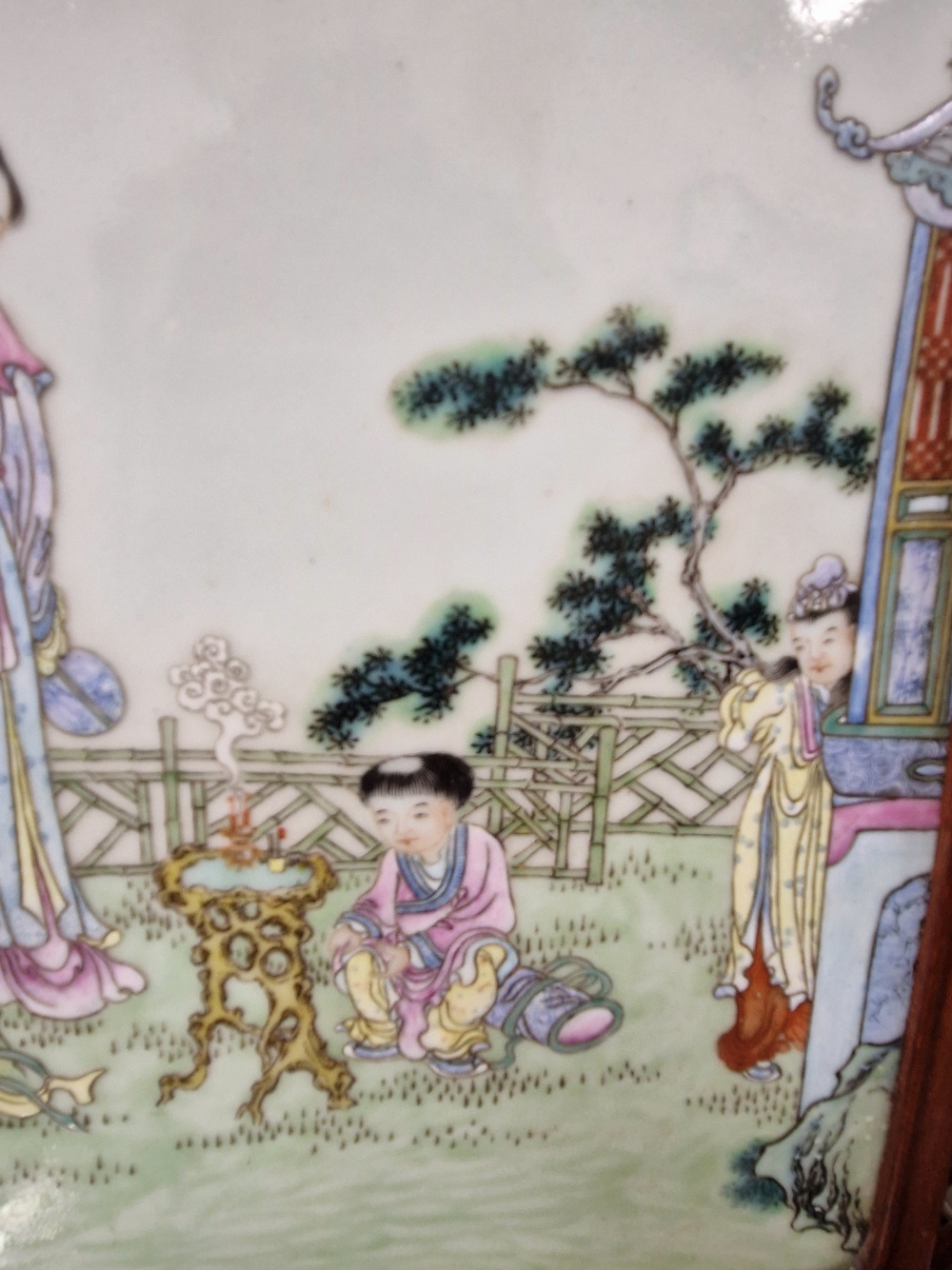 A CHINESE HARDWOOD SET FAMILLE ROSE PLAQUE PAINTED WITH TWO LADIES AND TWO CHILDREN ON A GARDEN - Image 15 of 16